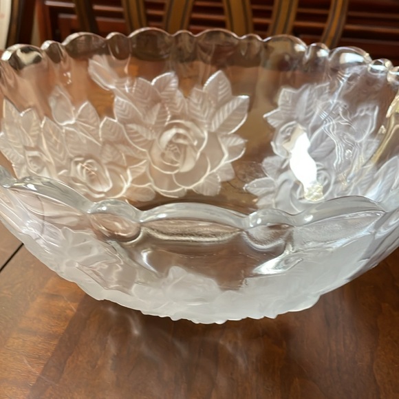 Mikasa Studio Nova Winter Rose serving reversed frosted cameo large bowl 12”x5” - Picture 2 of 9